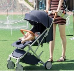 WOOSH New Buggy - Zwart - One Hand Folding - 3 Slaapstanden - Wandelwagen Tot 25 Kg - Regenhoes - Bekerhouder - Muggennet -Babyproducten Verkoop 1200x1154 1