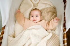 Wiegdeken Wol - Pure Baby Love - Wafel Off White -Babyproducten Verkoop 1200x798 1