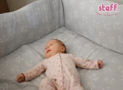 Steff - Parkomrander - Boxomrander 340x29 Cm - Print Schommelpaardjes - OEKO-TEX Standard 100 -Babyproducten Verkoop 1200x880