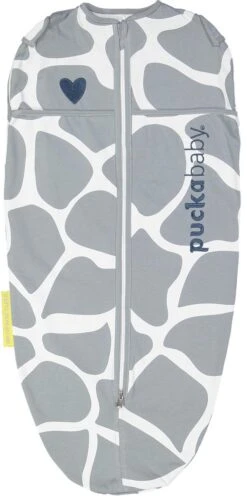 Puckababy Inbakerslaapzak Original Mini - 3-6 Maanden - Giraph Sky -Babyproducten Verkoop 598x1200